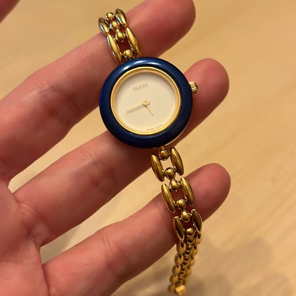 Authentic vintage Gucci watch 5 besel options. - Picture 4 of 5